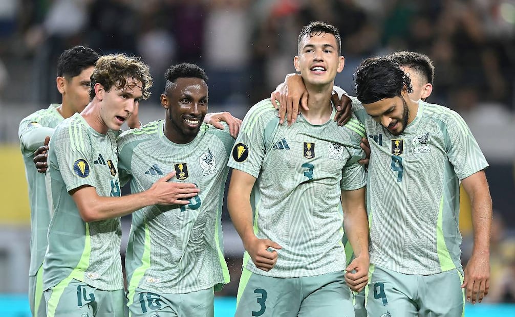Los seleccionados festejan con el Cachorro Montes luego de que le diera el triunfo a México ante Surinam en Copa Oro. Foto: Imago7