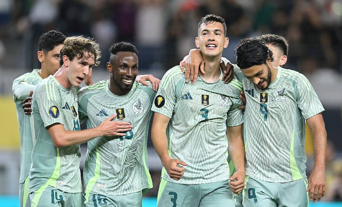 Los seleccionados festejan con el Cachorro Montes luego de que le diera el triunfo a México ante Surinam en Copa Oro. Foto: Imago7