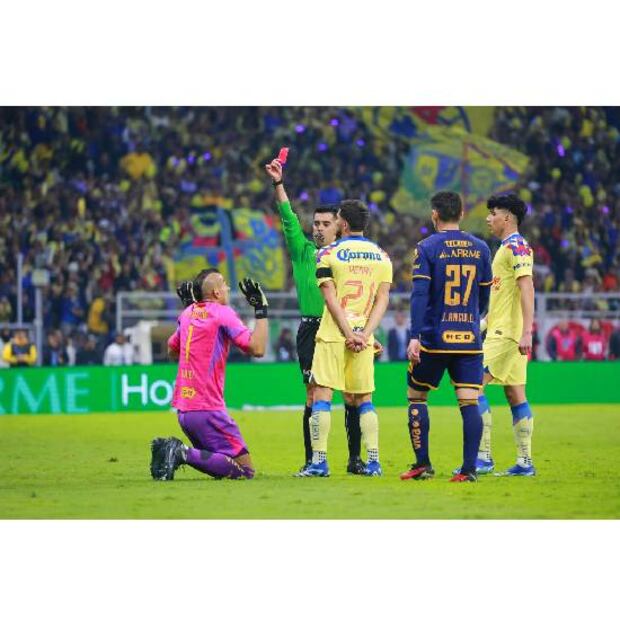 Aficionados recordaron que Adonai Escobedo tuvo una polémica marcación a favor del América en la Final contra Tigres. Foto: Imago7