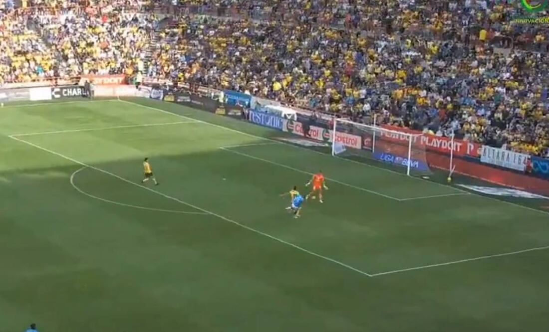 Salomón Rondón sacó un remate que pasó entre las piernas de Luis Malagón. Foto: Especial