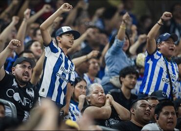 Aficionados de Rayados son acusados de agredir camiones de seguidores de Chivas