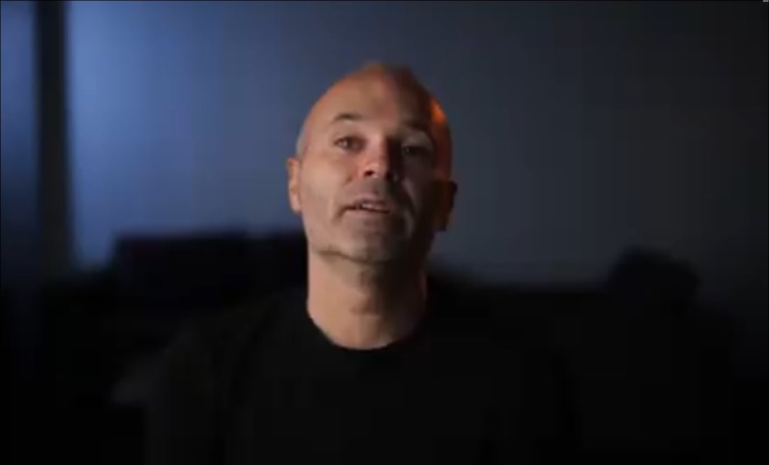 Andrés Iniesta, visiblemente conmovido ante su adiós de las canchas. FOTO: Captura