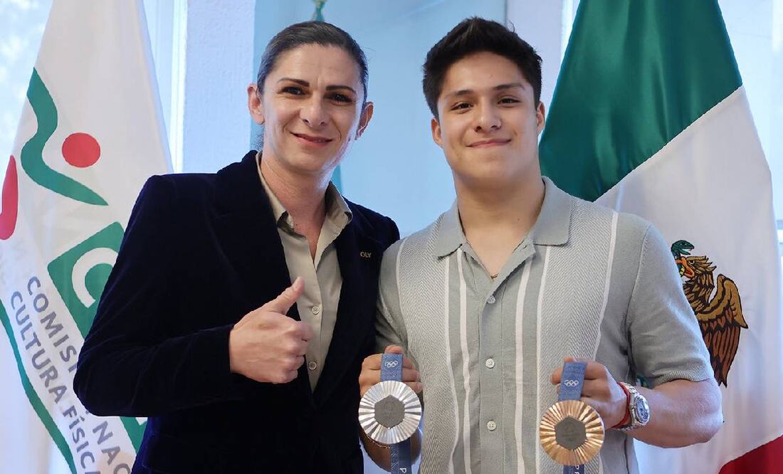Ana Guevara posa junto a Osmar Olvera y las dos medallas que ganó en los Juegos Olímpicos de París 2024. Foto: Conade