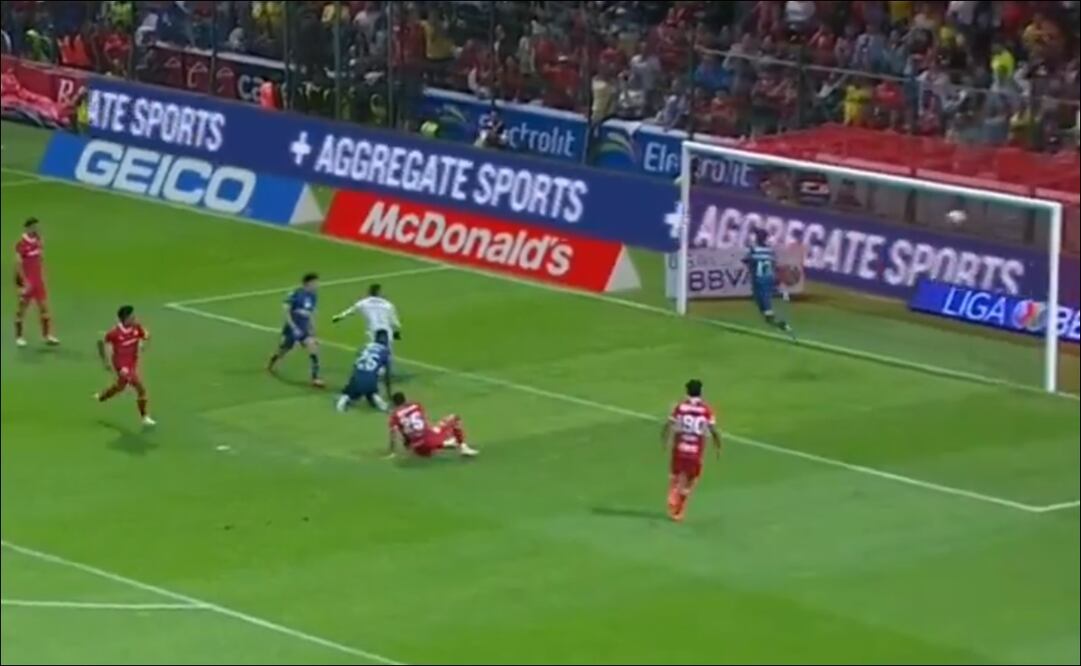 Jesús Gallardo aprovechó el rechace del portero Malagón para marcar el 1-0 a favor de Toluca. FOTO: Captura
