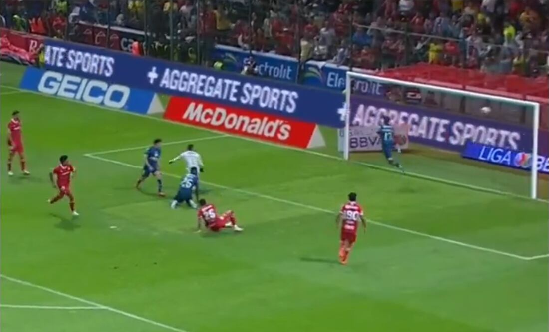 Jesús Gallardo aprovechó el rechace del portero Malagón para marcar el 1-0 a favor de Toluca. FOTO: Captura