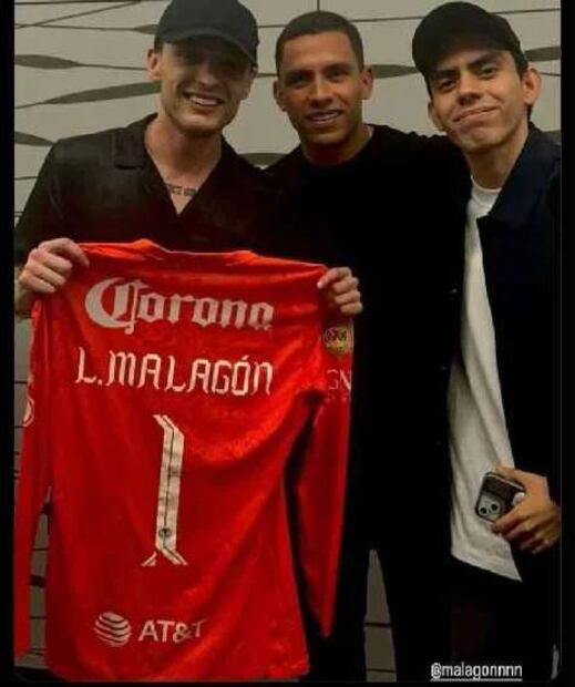 Peso Pluma posa con la playera del América que le regaló Luis Malagón tras su concierto. Foto: Especial