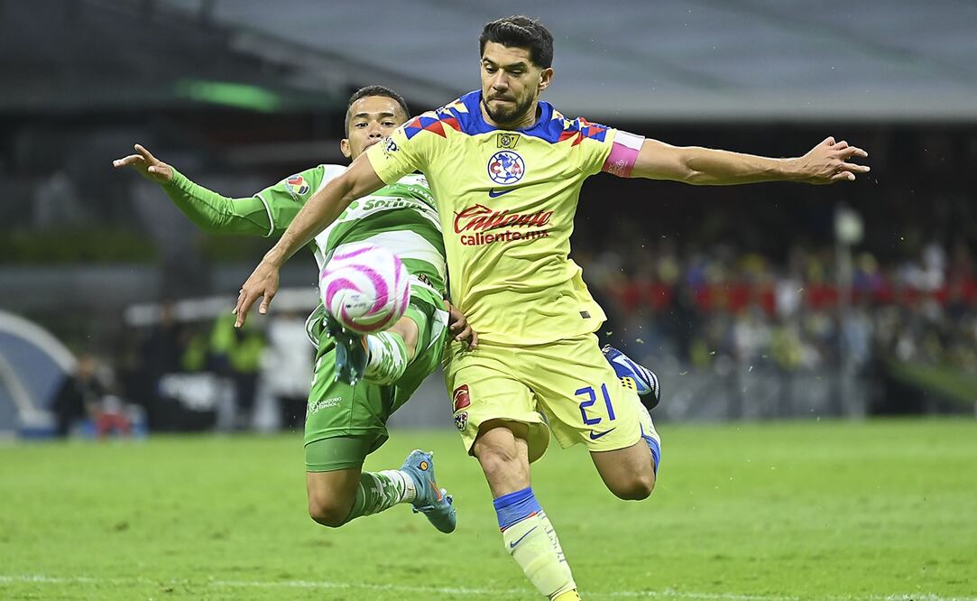 Henry Martín y Ronaldo Prieto disputando un balón en el América vs Santos / FOTO: Imago7