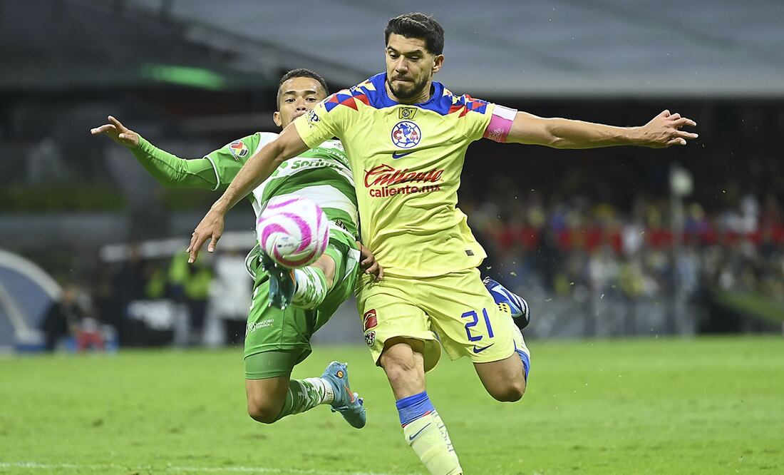 Henry Martín y Ronaldo Prieto disputando un balón en el América vs Santos / FOTO: Imago7