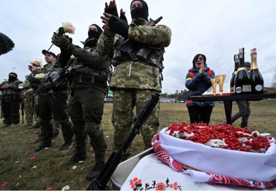 Soldados ucranianos se casan en medio de la guerra contra Rusia
