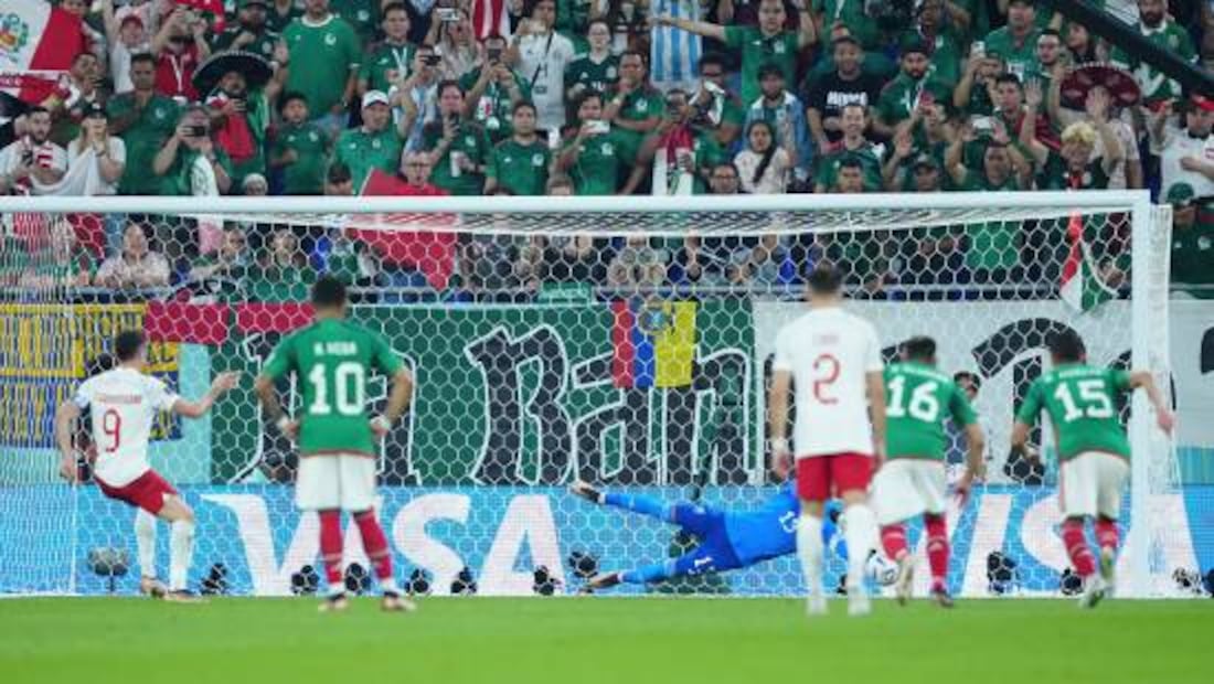 Guillermo Ochoa le quitó el gol a Robert Lewandowski que le daba la victoria parcial a Polonia. Foto: Imago7