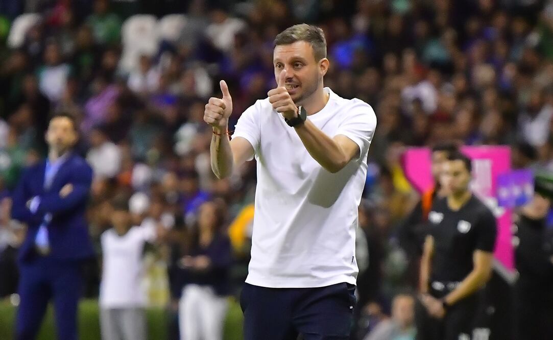 Martín Anselmi dirigiendo al Cruz Azul ante León / FOTO: Imago7