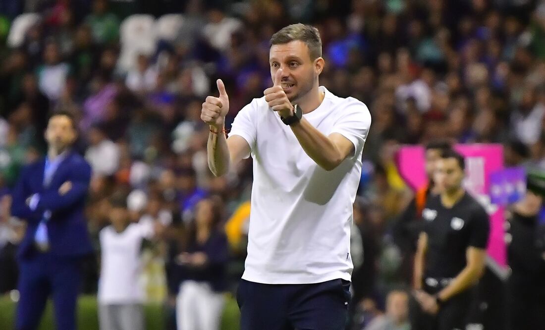 Martín Anselmi dirigiendo al Cruz Azul ante León / FOTO: Imago7