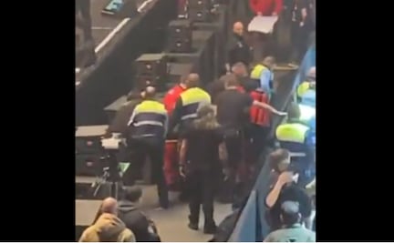 Joaquín Sabina se cae en pleno concierto en España