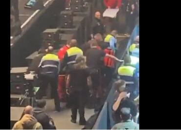 Joaquín Sabina se cae en pleno concierto en España