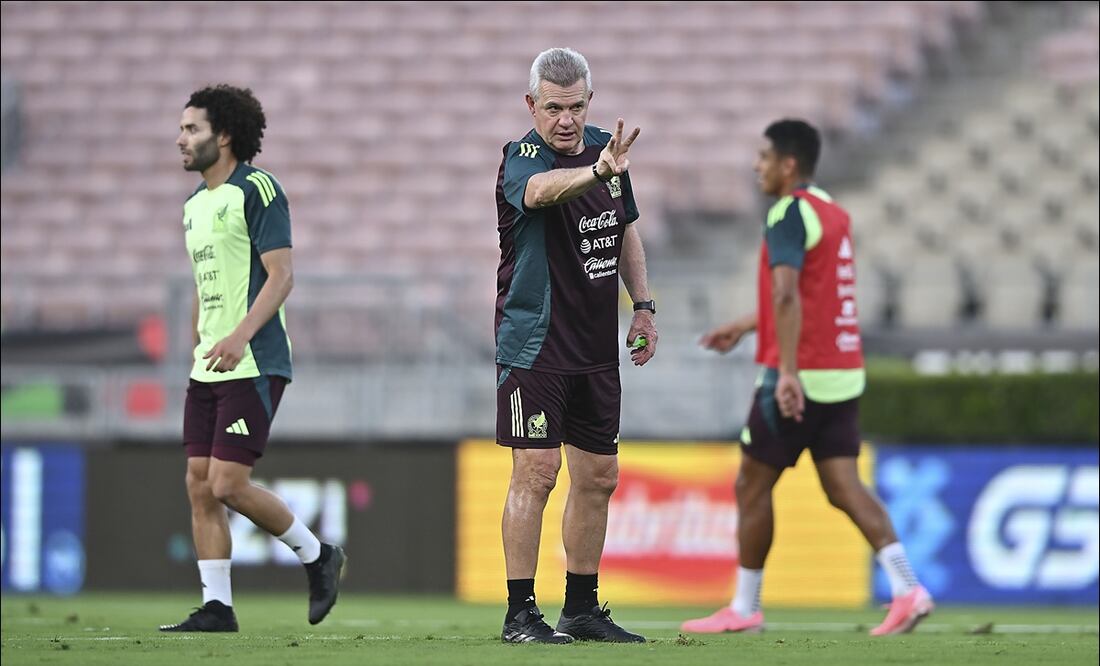 Javier Aguirre da indicaciones durante la práctica del Tri en el Rose Bowl. FOTO: Imago7