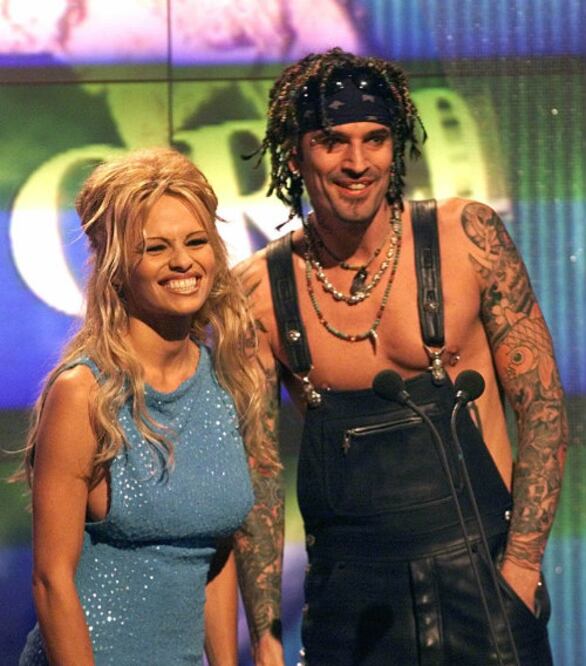 El 19 de febrero de 1995, la rubia despampanante que hizo suspirar a más de uno en Guardianes de la Bahía, se casó en Playa del Carmen con el rockero Tommy Lee, de Mötley Crüe. No hubo vestido de novia, solo un bikini blanco y 8 invitados. (Foto: AP)