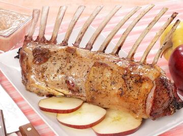 Receta navideña: Costillar de cordero en salsa de manzana y arándanos