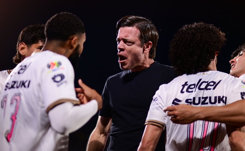 Esteban Solari celebrando con sus futbolistas la anotación de Pumas ante Cruz Azul / Foto: Imago7