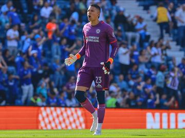 El portero de la Máquina Kevin Mier llama la atención de un equipo de la Liga Premier