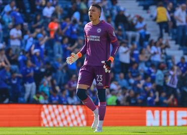 El portero de la Máquina Kevin Mier llama la atención de un equipo de la Liga Premier