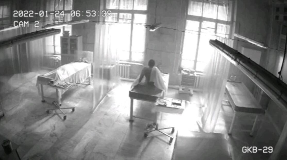 Cámaras de una morgue graban el momento en que un “cadáver revive”