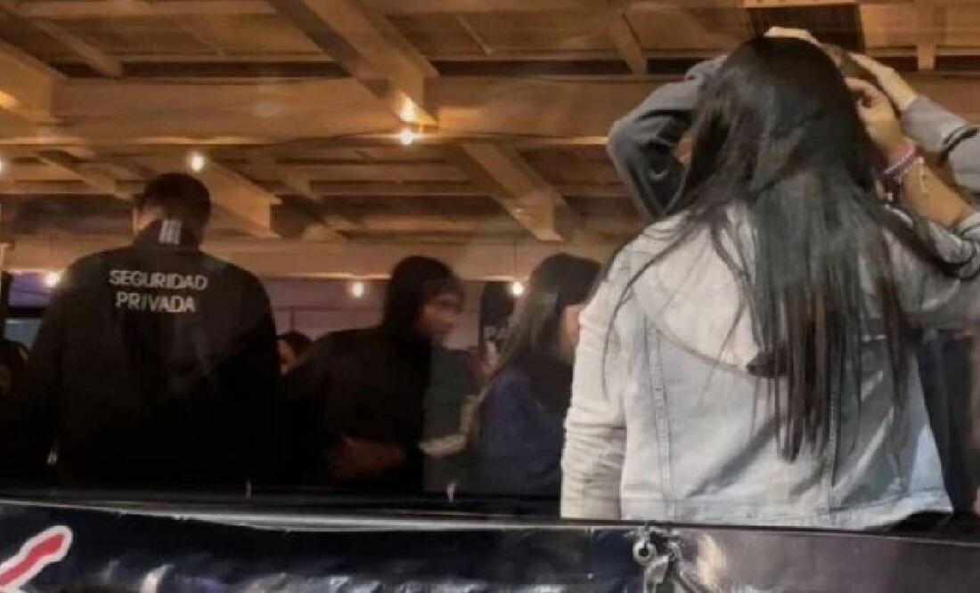 El Gullit Peña intentó pasar desapercibido en León tapándose el rostro. Foto: La silla rota