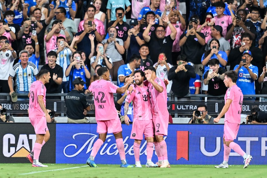 Lionel Messi celebrando su anotación junto a sus compañeros / Foto: Imago7