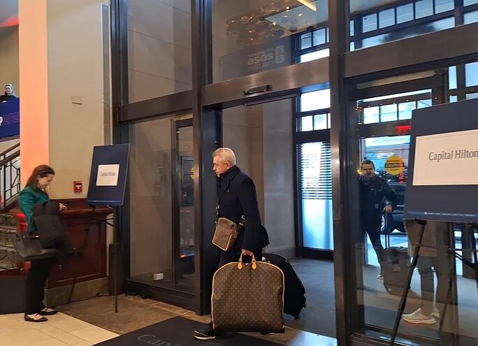 Javier Aguirre llega a Washington para el Sorteo Final del Mundial de 2026; así fue su arribo