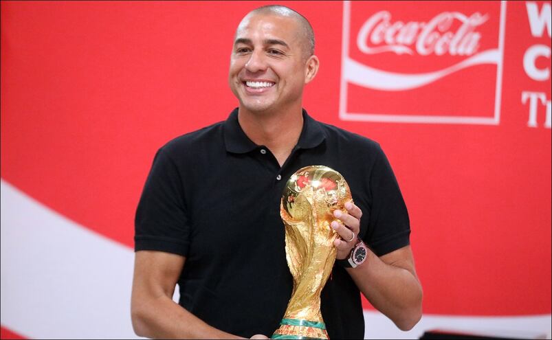 Trezeguet acompaña al trofeo de la Copa del Mundo en su escala por Guatemala