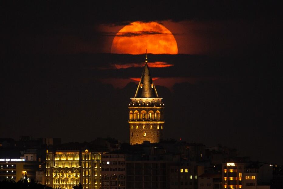Así se vio la Superluna de fresa en el mundo
