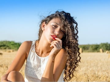 Guía para reparar el cabello dañado después del verano