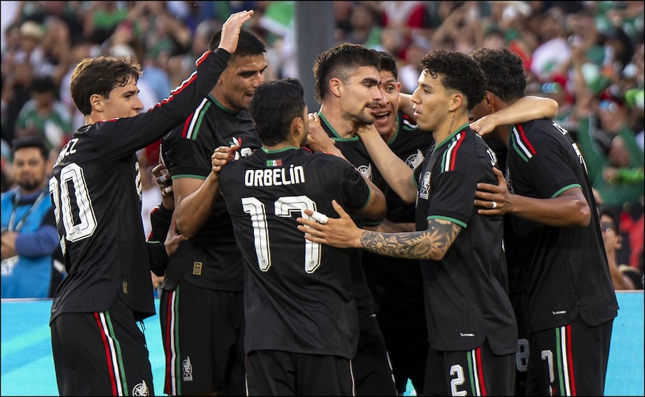 Jugadores de la Selección Mexicana celebran el gol ante el combinado de Australia. FOTO: Imago7