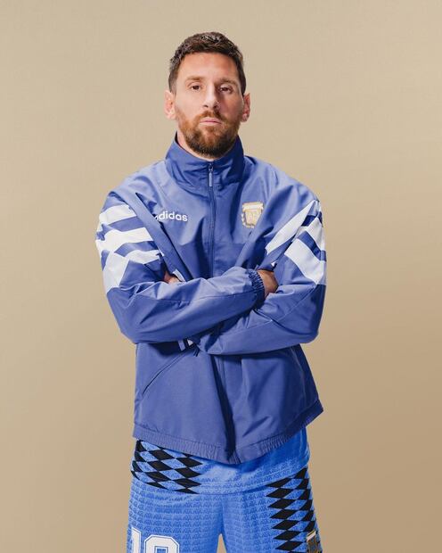 La última camiseta que utilizó en un mundial Maradona saldrá a la venta en diciembre. Fuente: Instagram @adidasfootball