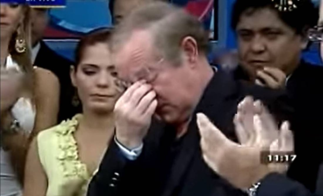 José Ramón Fernández estuvo al borde del llanto al anunciar que TV Azteca habría perdido los derechos de transmisión de Pumas con Televisa. Foto: Especial