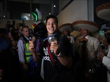 ¡Con mariachi! Así fue el emotivo recibimiento a Osmar Olvera en el AICM