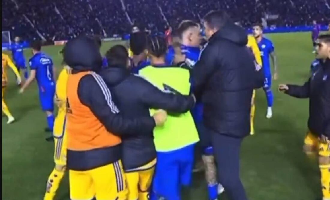 Robert Dante Siboldi le dio una patada a Willer Ditta, defensa del Cruz Azul. Foto: Especial