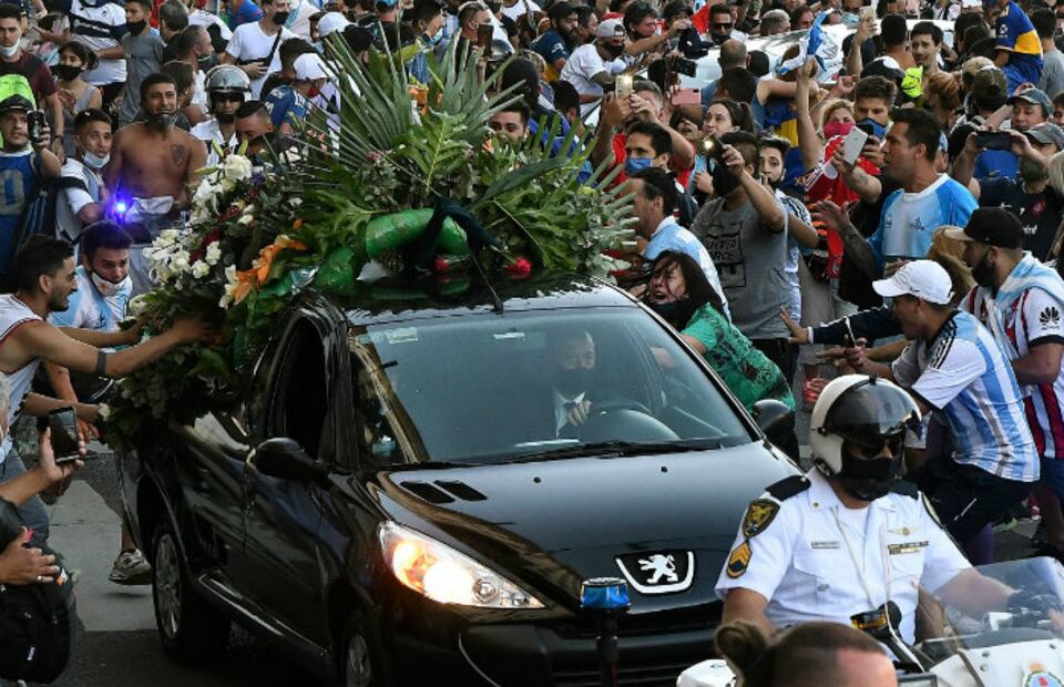 Difunden nombre y teléfono del hombre que se tomó foto con el ataúd de Maradona