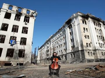 Músico ucraniano toca sombría melodía en medio de las ruinas de su país