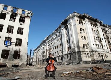 Músico ucraniano toca sombría melodía en medio de las ruinas de su país