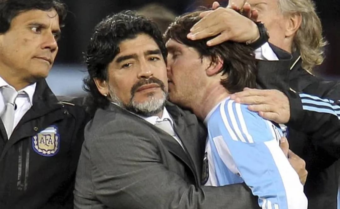 Maradona trata de consolar a Messi luego de que Alemania eliminó a Argentina en el Mundial de Sudáfrica 2010. Foto: Especial