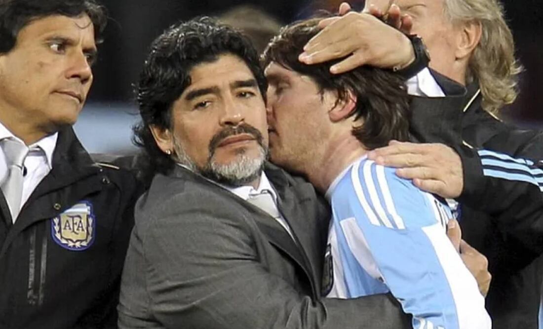 Maradona trata de consolar a Messi luego de que Alemania eliminó a Argentina en el Mundial de Sudáfrica 2010. Foto: Especial