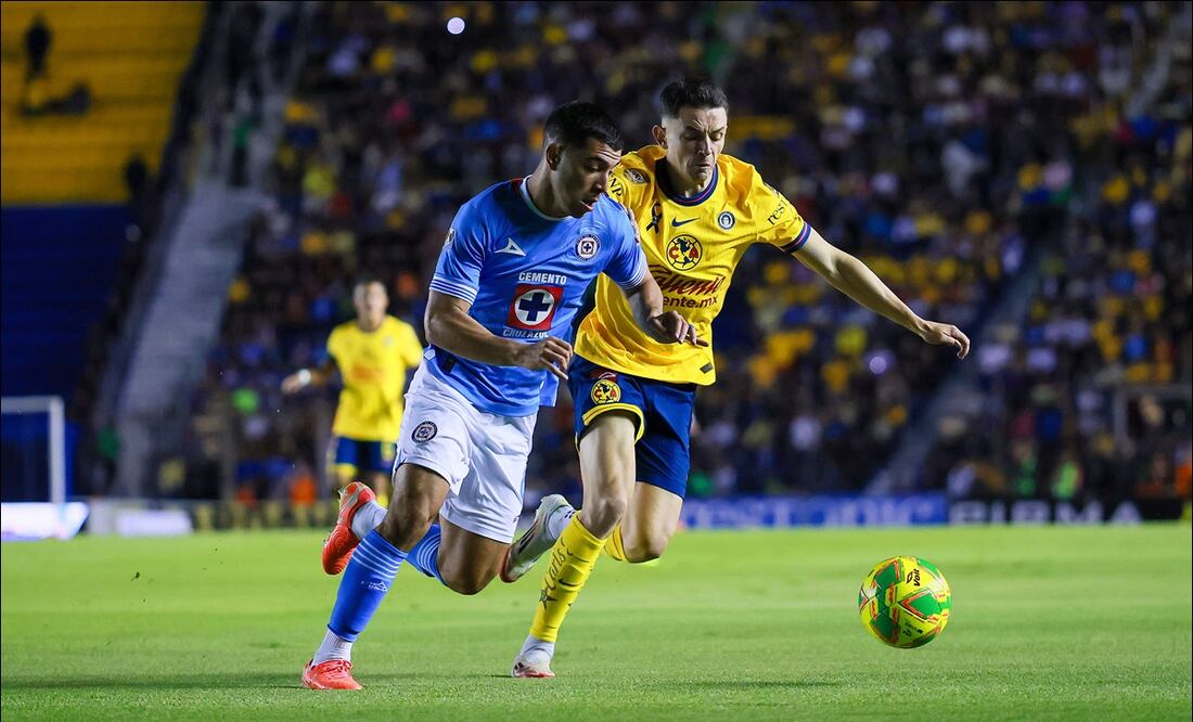 Erik Lira y Álvaro Fidalgo disputan el balón durante el partido América vs Cruz Azul de la Jornada 15 del Clausura 2025. FOTO: Imago7