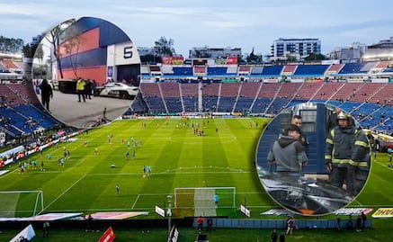 Vehículo vuelca a un costado del Estadio Ciudad de los Deportes; una mujer resulta lesionada
