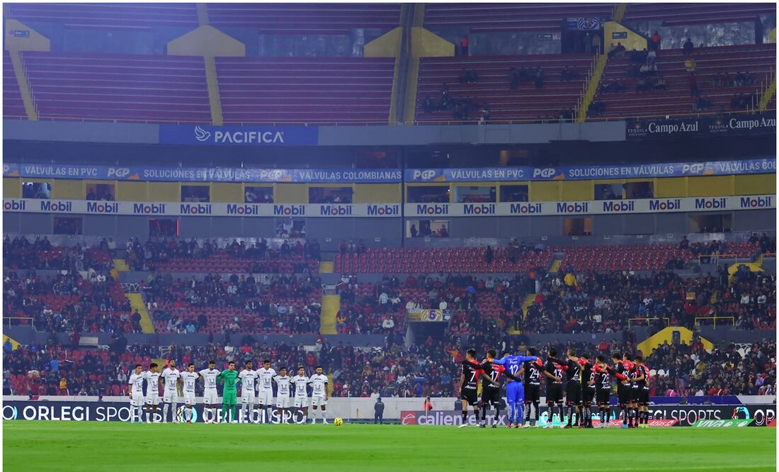 Atlas y Pumas realizando homenaje al 'Puma' Chávez en el Estadio Jalisco / FOTO: Imago7