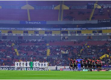 Atlas y Universidad realizaron homenaje al 'Puma' Chávez en pleno partido