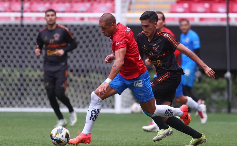 Chicharito Hernández tuvo minutos de juego en la derrota de Chivas ante Leones Negros. Foto: @Chivas