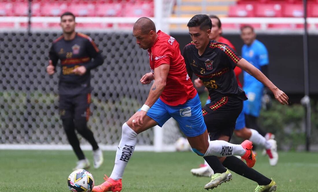 Chicharito Hernández tuvo minutos de juego en la derrota de Chivas ante Leones Negros. Foto: @Chivas