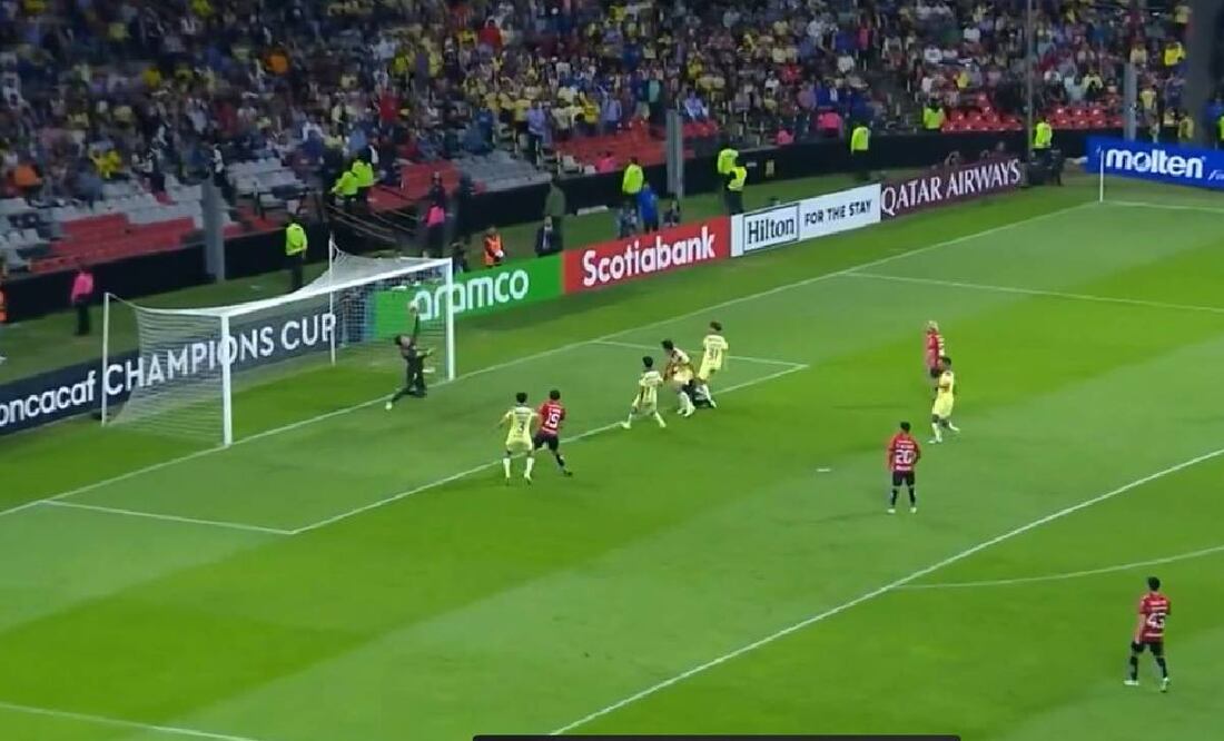 El Piojo Alvarado conectó de cabeza el balón para volver a adelantar a las Chivas ante el América. Foto: Especial