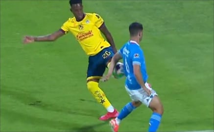 Clásico Joven arranca con polémica; posible mano de Erik Lira enciende al Estadio Olímpico Universitario 