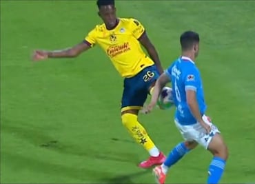 Clásico Joven arranca con polémica; posible mano de Erik Lira enciende al Estadio Olímpico Universitario